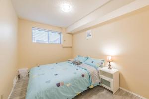 Habitación pequeña con cama y mesita de noche en MT Pleasant NW 2 bedrooms Suite 502AB, en Calgary