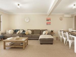 Posezení v ubytování Burrill by the Beach by Experience Jervis Bay