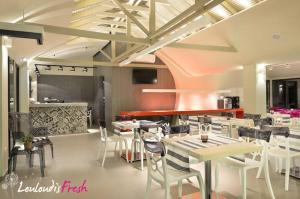 Louloudis Fresh-Adults Only tesisinde bir restoran veya yemek mekanı