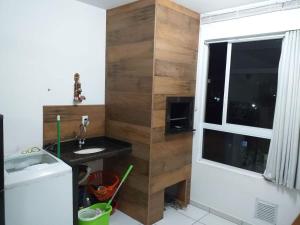 A kitchen or kitchenette at Apartamento no Mar Grosso em Laguna SC.