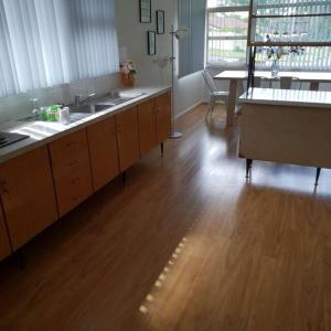 キャンベルタウンにあるCAMPBELLTOWN HOLIDAY HOME 3 BED + FREE PARKING NCA039のウッドフロアの広いキッチン