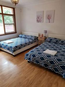 キャンベルタウンにあるCAMPBELLTOWN HOLIDAY HOME 3 BED + FREE PARKING NCA039のベッドルーム1室(ベッド2台付)が備わります。