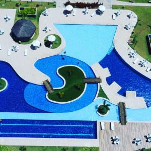 eine Luftaufnahme eines Swimmingpools in einem Resort in der Unterkunft Muro Alto Condomínio Clube in Porto De Galinhas