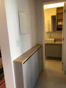 ein Badezimmer mit einer Theke, einem Waschbecken und einem Spiegel in der Unterkunft Muro Alto Condomínio Clube in Porto De Galinhas