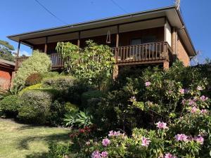 ein Haus mit einem Balkon und einem Blumenstrauß in der Unterkunft Alva Lee by Experience Jervis Bay in Vincentia