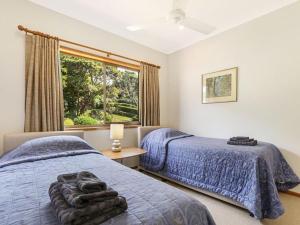 1 dormitorio con 2 camas y ventana en Alva Lee by Experience Jervis Bay, en Vincentia