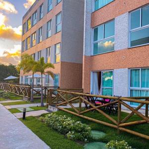 einem Holzzaun vor einem Gebäude in der Unterkunft Muro Alto Condomínio Clube in Porto De Galinhas + 37 Fotos