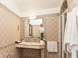 een badkamer met een wastafel en een spiegel bij Spacious Holiday Home in Sardinia with Swimming Pool in Pula