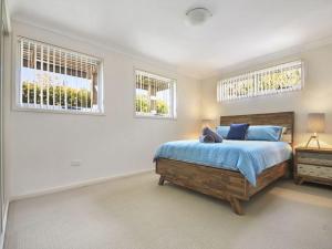 Saltbush at Vincentia by Experience Jervis Bay房間的床