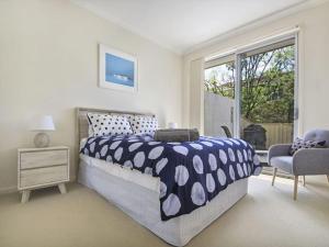 Saltbush at Vincentia by Experience Jervis Bay房間的床