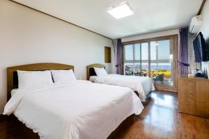 Postel nebo postele na pokoji v ubytování Hotel Amor