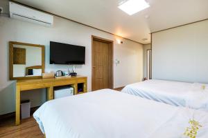 Postel nebo postele na pokoji v ubytování Hotel Amor