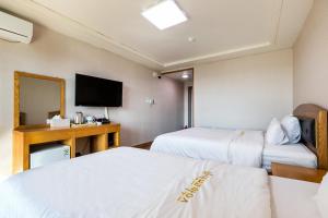 Postel nebo postele na pokoji v ubytování Hotel Amor