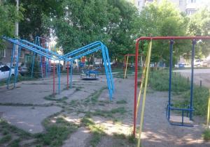 チョロノモスクにあるHolidayの滑り台付き遊び場のある空き公園