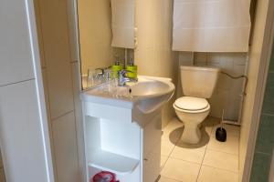 un baño con lavabo e inodoro en Le Schwendala - Quartier Petite Venise, en Colmar 26 fotos más