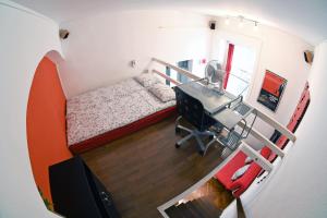 ブダペストにあるPeace Placeのベッドとデスクが備わる客室です。