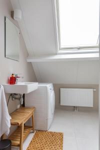 Een badkamer bij Appartement Waterrijck Sneekermeer, Sneek - Offingawier