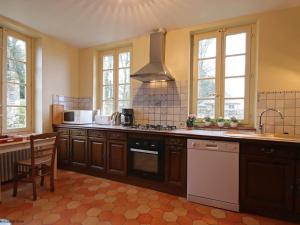een keuken met een wastafel en een fornuis top oven bij Gîte Le Grais, 3 pièces, 4 personnes - FR-1-497-13 in Le Grais