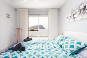 Un dormitorio con una cama grande y una ventana en SOTAVENTO Cactus by Sunkeyrents, en Granadilla de Abona 25 fotos más