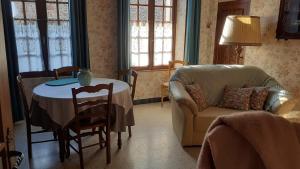 Posezení v ubytování Gîte La Lisière, en Brocéliande + 21 fotografií
