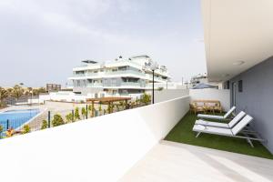 Apartamento con balcón con vistas a un edificio en SOTAVENTO Cactus by Sunkeyrents, en Granadilla de Abona