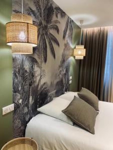 1 dormitorio con 1 cama con papel pintado de palmera en Hôtel du Lion d'OR, en Charolles