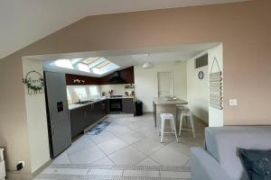 eine Küche und ein Wohnzimmer mit einem Sofa in der Unterkunft Superbe appartement avec 2 Chambres - 9 Personnes - Parking Privé in Tournon-sur-Rhône + 13 Fotos