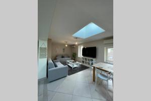 ein Wohnzimmer mit Sofa und Tisch in der Unterkunft Superbe appartement avec 2 Chambres - 9 Personnes - Parking Privé in Tournon-sur-Rhône