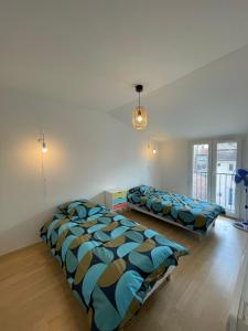 Habitación con 2 camas en una habitación en Superbe appartement avec 2 Chambres - 9 Personnes - Parking Privé, en Tournon-sur-Rhône