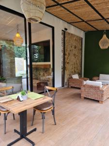 a living room with a wooden table and chairs at Casa Hotel Bremen in Circasia