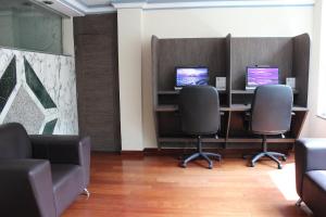 an office with two desks with chairs and two monitors at Hotel Monaco in Mexico City