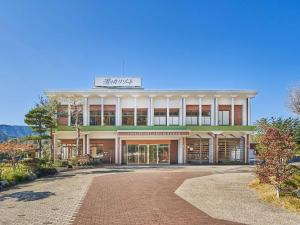 um edifício com uma placa no topo em Yukai Resort Premium Ureshinokan em Ureshino