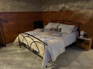 ein Bett in einem Schlafzimmer mit einer Holzwand in der Unterkunft Al cervo tra i laghi in Tavernerio