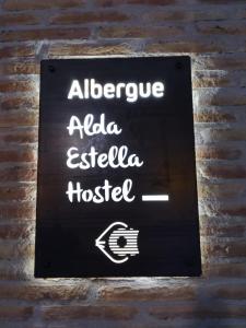 ein Schild an einer Ziegelmauer mit den Worten al phone adelaide insta house in der Unterkunft Alda Estella Hostel in Estella