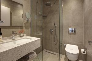 A bathroom at The Pearl Suites Még 20 kép