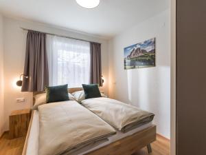 ヴェステンドルフにあるAppartement Ortnerのベッドルーム1室(大型ベッド1台、窓付)