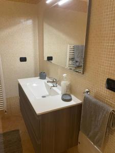 łazienka z umywalką i lustrem w obiekcie Viale Umberto I Apartments w mieście Sassari