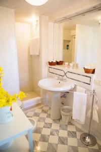La salle de bains est pourvue d'un lavabo, de toilettes et d'un miroir. dans l'établissement La Casina, à Casteggio