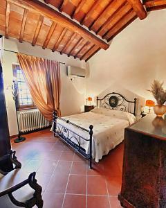 a bedroom with a bed and a window at Tenuta Lupinari in Bucine