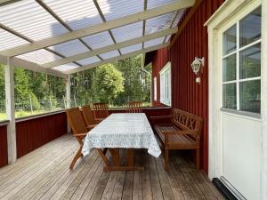 a patio with a table and chairs on a deck at Humpen, Hultåkra in Mariannelund
