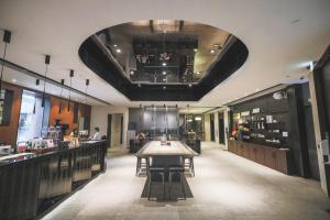 un ristorante con tavolo al centro di una stanza di Page148, Page Hotels a Hong Kong
