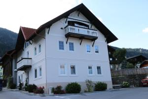 Cette maison blanche dispose d'un balcon. dans l'établissement Ebners Träumerei, à Winklern