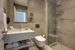 A bathroom at The Pearl Suites
