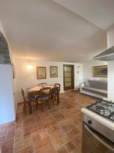 Mulazzo的住宿－la casa nel bosco，厨房以及带桌椅的用餐室。