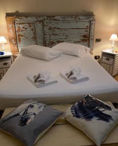 ein Bett mit zwei Hüten und Handtüchern darauf in der Unterkunft Agriturismo Podere Pizzicagallo in Manciano