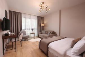 TV i/ili multimedijalni sistem u objektu The Pearl Suites