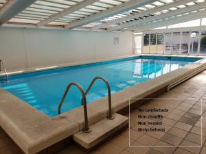 - une grande piscine dans un bâtiment dans l'établissement Puerto Simona 11A, à Roses
