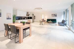 cocina y sala de estar con mesa y sillas en Marble Lodge Apartments in the Center of Antwerp en Amberes