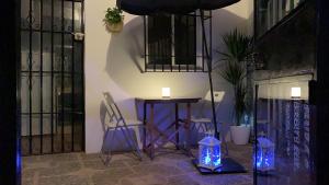 een kamer met een tafel en wat blauwe verlichting bij Apartamentos La Casa del Azafrán in Córdoba