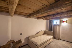 a living room with a couch and a window at L'Atelier du Temps - Baita Grandes Jorasses in Montita